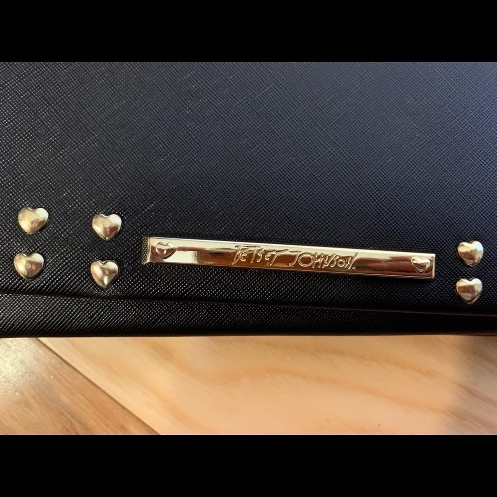 Betsey Johnson faux saffiano heart stud crossbody - Picture 2 of 8